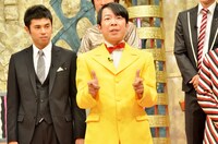 ダンディ坂野（中央）と、小島よしお（左）。