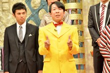 ダンディ坂野（中央）と、小島よしお（左）。