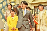 相方・塚地のギャグ「ここを、こうこうこう」を披露する、ドランクドラゴン鈴木（中央）。