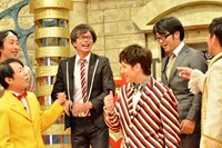 ギャグを披露しないことで現場を騒然とさせる磁石・永沢（後列左から2人目）。