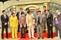 ダチョウ倶楽部・上島（前列左から5人目）の話に耳を傾ける一同。