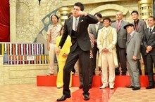 小島よしお（中央）。