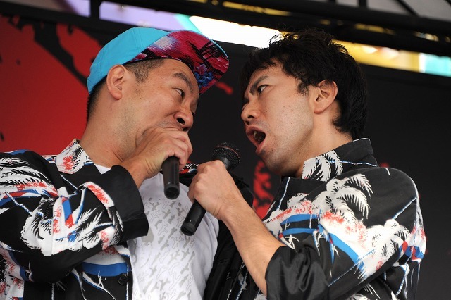 鬼奴の歌う後ろでにらみ合い芸をする藤井とRG。