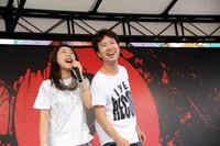 「空気がきれいで声が良く出る」とのびやかに歌い上げる鬼奴と藤井。