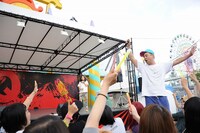 客席に飛び込んだRG。