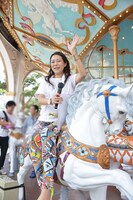 白馬に乗った歌姫・椿鬼奴。