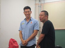 漫才の練習をするレイザーラモン。