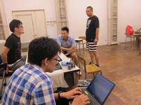 レイザーラモンのネタ会議をするスタッフ。