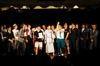 ライブ「お笑いバトルロワイヤル！～事務所対抗タッグマッチ～」のエンディングの様子。