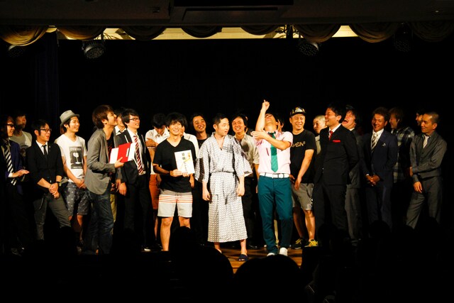 ライブ「お笑いバトルロワイヤル！～事務所対抗タッグマッチ～」のエンディングの様子。