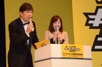 ファイナリスト8組発表記者会見のMCを務めたあべこうじ（左）。