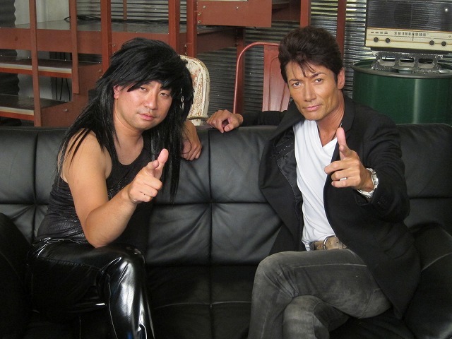 DVD「Live in Japan」を発売予定のレイザーラモンRGと、VJを担当したマイケル富岡。