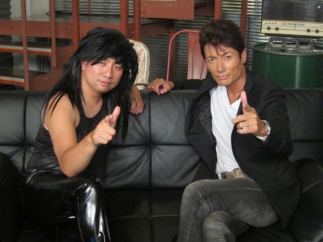 DVD「Live in Japan」を発売予定のレイザーラモンRGと、VJを担当したマイケル富岡。