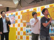 未公開映像を見る3人。