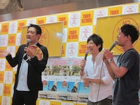 DVD「ライセンス なぜか離島へ… presented by ガリゲル」を発売したライセンスと西田二郎チーフプロデューサー。