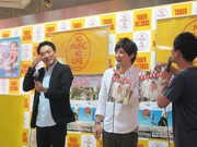 3人の家族写真。