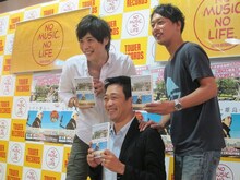 DVD「ライセンス なぜか離島へ… presented by ガリゲル」を発売したライセンスと西田二郎チーフプロデューサー。