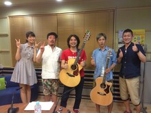 「笑い飯の金曜お楽しみアワー」に出演するDEPAPEPE（中央）と、パーソナリティの笑い飯、彩羽真矢。