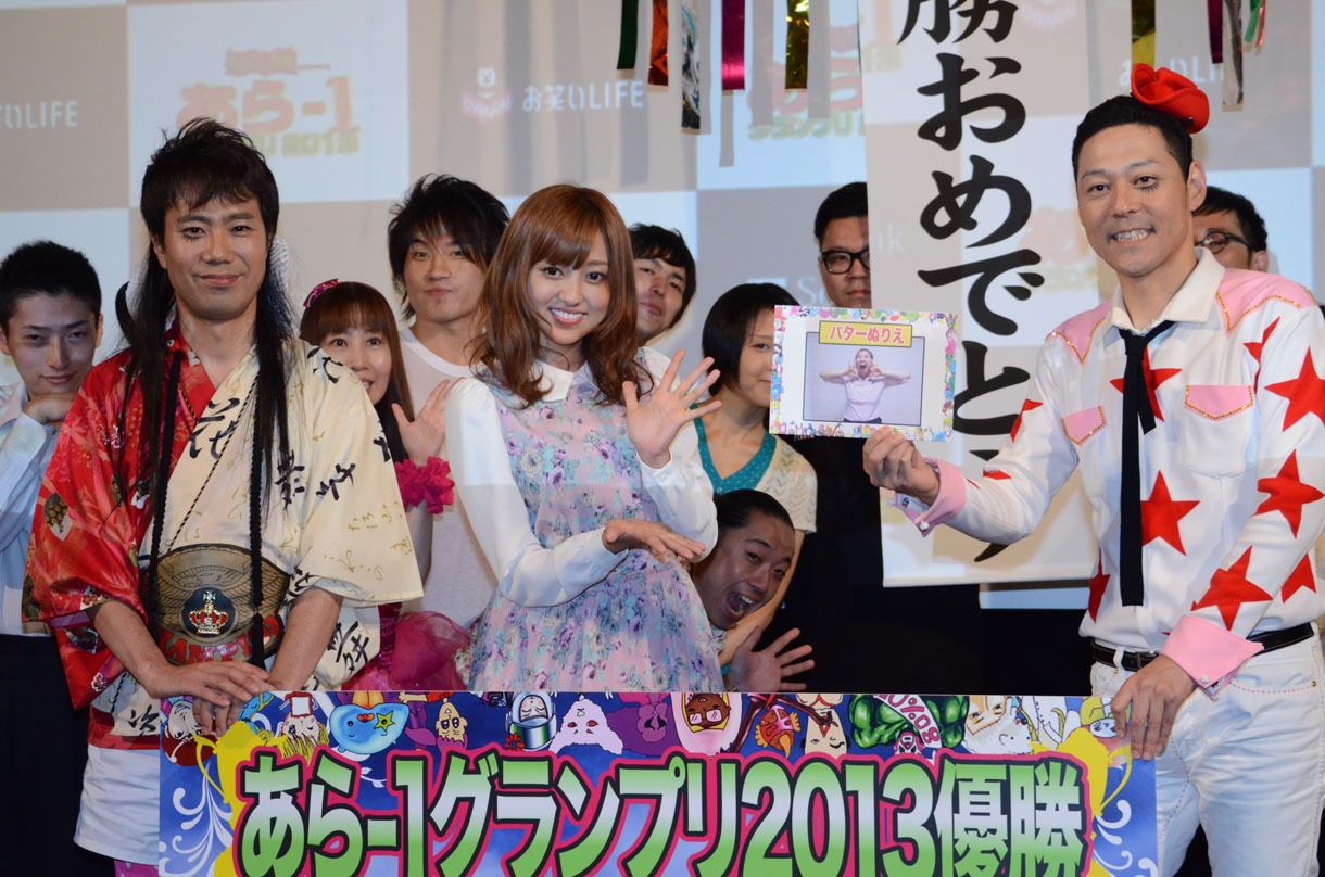 （前列左から）レフト藤井、菊地亜美、ライト東野。
