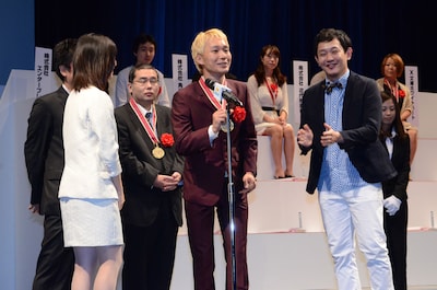 自著「鬼虐め」が「E★エブリスタ 電子書籍大賞2013」授賞式にて、「書籍化決定作品」に選ばれたマシンガンズ滝沢と、相方の西堀。