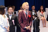 喜びを語るマシンガンズ滝沢。