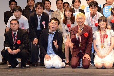 自著「鬼虐め」が「E★エブリスタ 電子書籍大賞2013」授賞式にて、「書籍化決定作品」に選ばれたマシンガンズ滝沢と、相方の西堀。（前列中央）