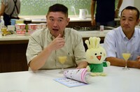 座談会に参加したX-GUN西尾。ぬいぐるみはJA中野市のキャラクター・えのたん。