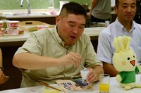 曰く「牛乳は最悪でした」というえのき氷入りの牛乳に挑戦する西尾。