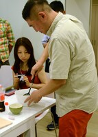 えのき氷とコーラを混ぜる西尾。