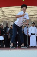 「お笑いナタリー賞」を受賞した流れ星・ちゅうえいは特別にカメラ目線でギャグを披露。