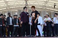 「初認定」のトンファー。元ボクサーのりゅーじのパンチ寸止め技を披露したが、結果山西の耳は真っ赤になることに。