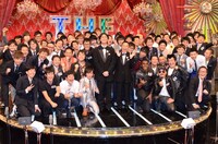 「日清食品 THE MANZAI 2013」の認定漫才師たちとナインティナイン。