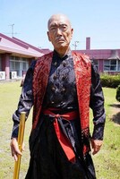 ザ・マスター役の麿赤兒。(c)「殺しの女王蜂」製作委員会