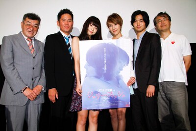 映画「ジェリー・フィッシュ」の初日舞台挨拶に登壇した（左から）野見隆明、ガレッジセール川田、大谷澪、花井瑠美、川村亮介、金子修介監督。