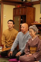 （左から）アンジャッシュ児嶋、モト冬樹、鷲尾真知子。