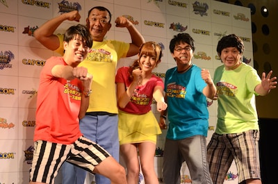 「カプコン 新作ゲームアプリ発表会」でのフォトセッションの模様。（左から）TKO、菊地亜美、アメリカザリガニ。