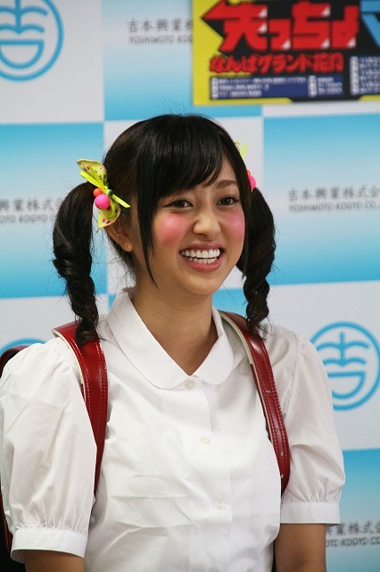 菊地亜美 (c)吉本興業