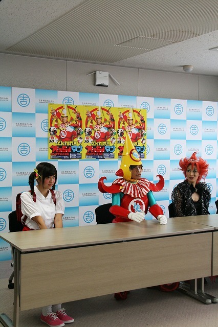 「とんがれ!!　先っちょマン」会見の様子。(c)吉本興業