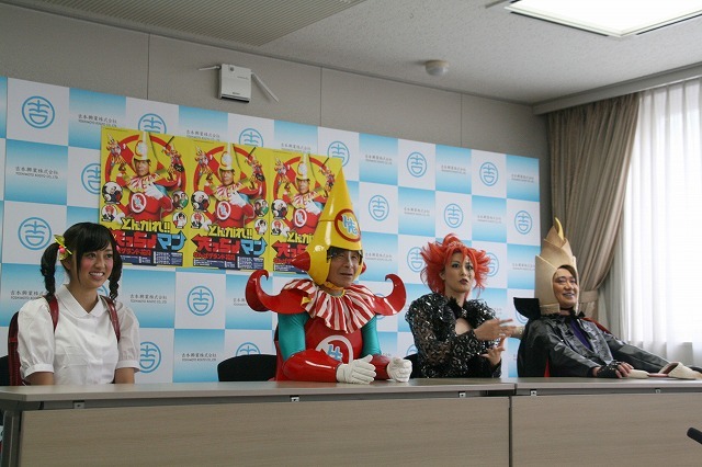 「とんがれ!!　先っちょマン」会見の様子。(c)吉本興業