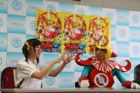 「とんがれ!!　先っちょマン」会見の様子。(c)吉本興業