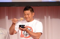 試食する山口智充。