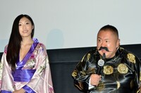 曹操風のイメージで口ひげをたくわえて登場した松村邦洋（右）と、副島美咲。