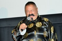 ドラマ「半沢直樹」で堺雅人演じる主人公・半沢直樹のモノマネを披露する松村邦洋。