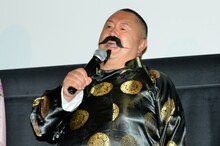 ビートたけしのモノマネを披露する松村邦洋。