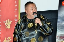 笑福亭鶴瓶のモノマネを披露する松村邦洋。