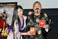 中国ドラマ「曹操」のBlu-ray＆DVDリリース記念イベントに登場した松村邦洋（右）と、“小蜜”こと副島美咲（左）。