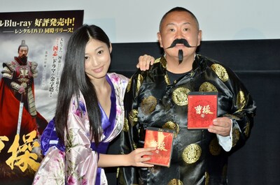 中国ドラマ「曹操」のBlu-ray＆DVDリリース記念イベントに登場した松村邦洋（右）と、“小蜜”こと副島美咲（左）。