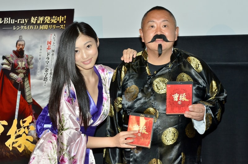 中国ドラマ「曹操」のBlu-ray＆DVDリリース記念イベントに登場した松村邦洋（右）と、“小蜜”こと副島美咲（左）。