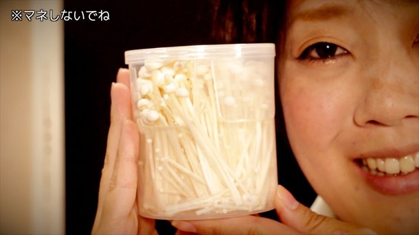 日本エレキテル連合によるYouTubeチャンネル「感電パラレル」に公開中の動画より。