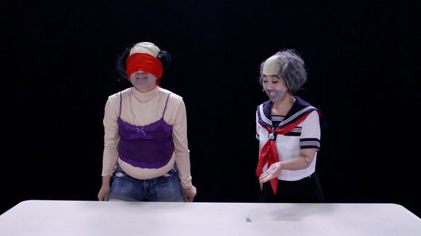 日本エレキテル連合によるYouTubeチャンネル「感電パラレル」に公開中の動画より。